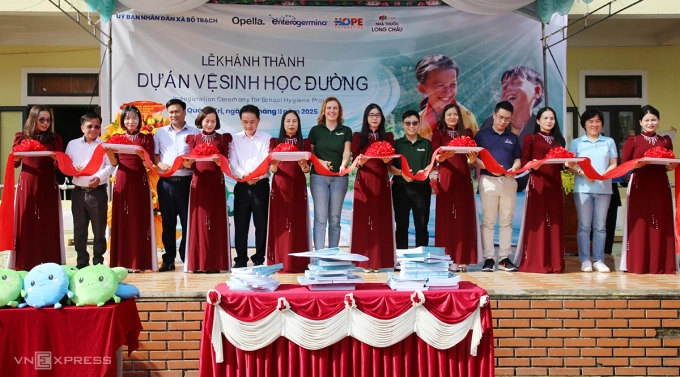 Quỹ Hy Vọng, Opella Việt Nam, FPT Long Châu và UBND xã Bố Trạch cắt băng khánh thành nhà vệ sinh tại Trường THCS số 2 Hưng Trạch. Ảnh: Đắc Thành