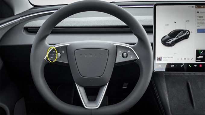 Nút bật đèn xi-nhan trên vô-lăng của Model 3. Ảnh: Tesla