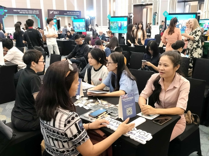 Phụ huynh và học sinh Việt tại Ngày hội du học New Zealand, ngày 12/10. Ảnh: Khánh Linh