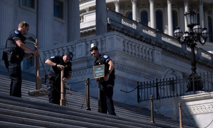 Cảnh sát đóng một lối vào Tòa nhà Quốc hội Mỹ tại Washington khi chính phủ liên bang đóng cửa ngày 9/10. Ảnh: AFP