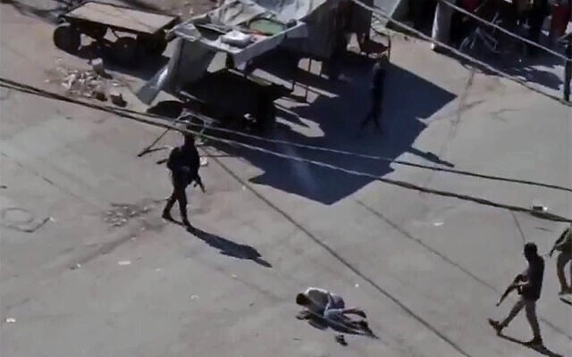 Hình ảnh trong video lan truyền ngày 10/10 về một hành quyết ở Gaza City. Ảnh: Times of Israel