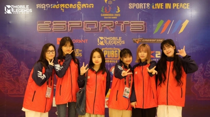 Đội tuyển nữ MLBB Việt Nam thi đấu tại SeaGames 32.