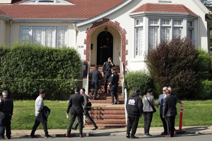 Cảnh sát điều tra làm nhiệm vụ trước căn nhà của vợ chồng Ocheltree và Truong ở phía nam San Francisco. Ảnh: SFC