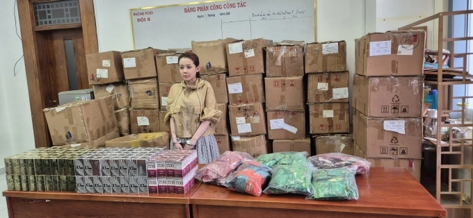 Ngân 98 và số hàng giả. Ảnh: Công an TP HCM