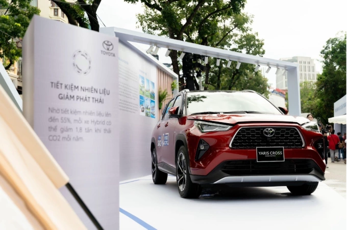 Yaris Cross là mẫu xe Toyota bán chạy nhất tháng 9, áp dụng ưu đãi 50% thuế trước bạ và tặng một năm bảo hiểm thân vỏ trong tháng 10. Ảnh: TMV