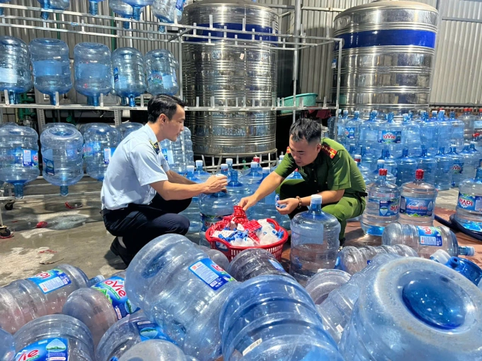 Hàng chục nghìn bình Lavie giả bị thu giữ. Ảnh: Công an cung cấp