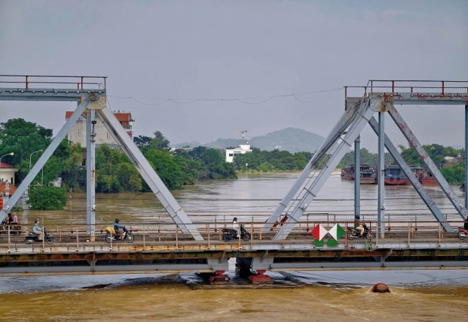 Hiện người dân đã có thể di chuyển bình thường hai bên cánh gà của cầu Sông Thương. Ảnh: Kunmon