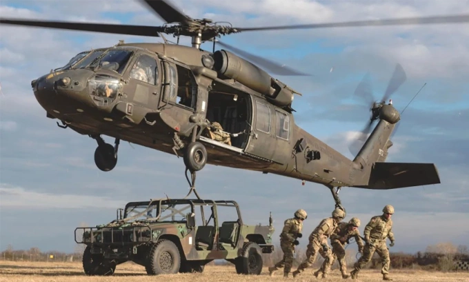 Trực thăng UH-60L chở xe Humvee bằng giá treo bên ngoài trong một cuộc diễn tập của lục quân Mỹ. Ảnh: US Army