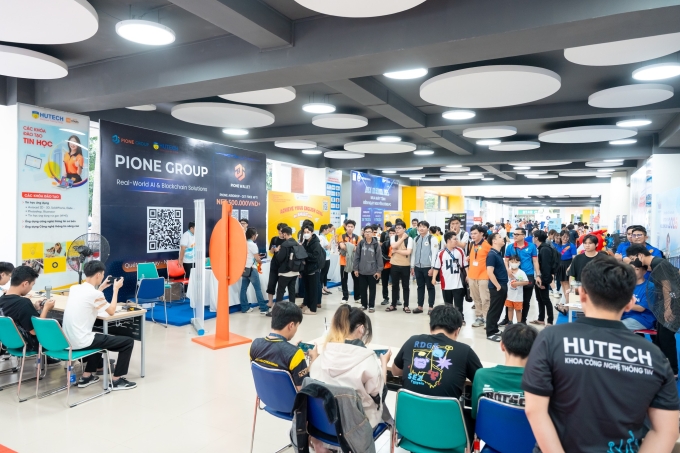 Sinh viên Hutech thi đấu MLBB tại vòng loại Việt Nam Campus Legends 2025.