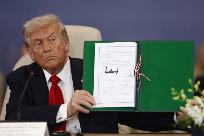 Tổng thống Mỹ Donald Trump cầm trên tay tuyên bố về Gaza được ký kết tại Ai Cập ngày 13/10. Ảnh: AFP