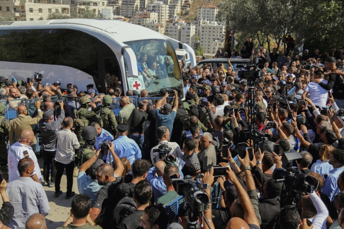 Xe buýt chở tù nhân Palestine đến Ramallah, Bờ Tây, ngày 13/10. Ảnh: AFP