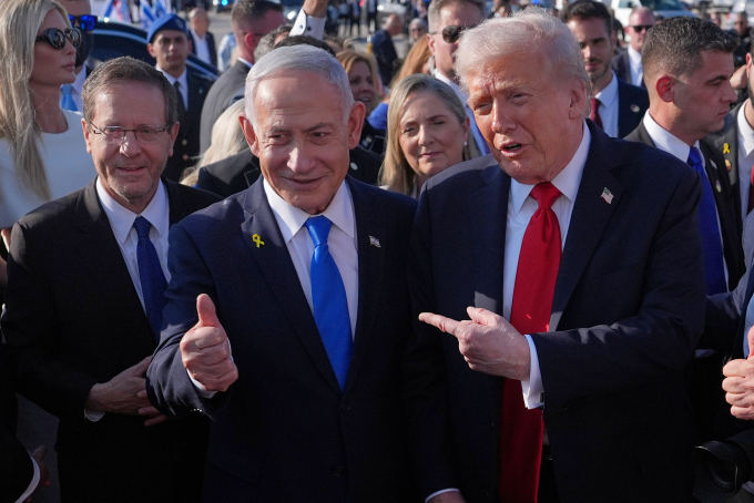 Tổng thống Mỹ Donald Trump (phải) và Thủ tướng Israel Benjamin Netanyahu tại sân bay Ben Gurion, Israel, hôm 13/10. Ảnh: AP