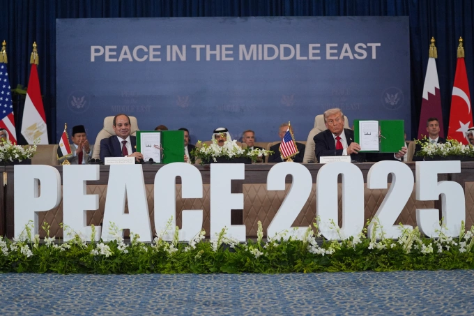 Tổng thống Mỹ Donald Trump (phải) và người đồng cấp Ai Cập Abdel Fattah al-Sisi cầm trên tay tuyên bố về Gaza được ký kết tại Ai Cập ngày 13/10. Ảnh: AP