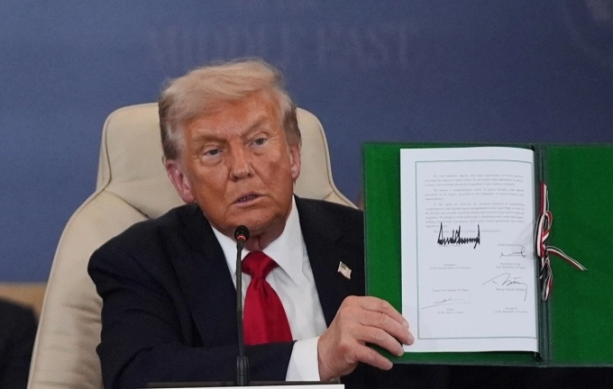 Tổng thống Mỹ Donald Trump cầm trên tay tuyên bố về Gaza được ký kết tại Ai Cập ngày 13/10. Ảnh: AP
