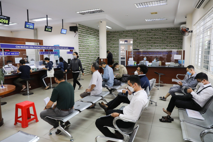 Người dân làm thủ tục hành chính tại TP HCM. Ảnh: Quỳnh Trần