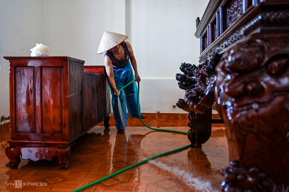 Ảnh trong bài viết: Người dân Bắc Ninh dọn bùn đất sau lũ Hình ảnh minh họa cho bài viết: Người dân Bắc Ninh dọn bùn đất sau lũ