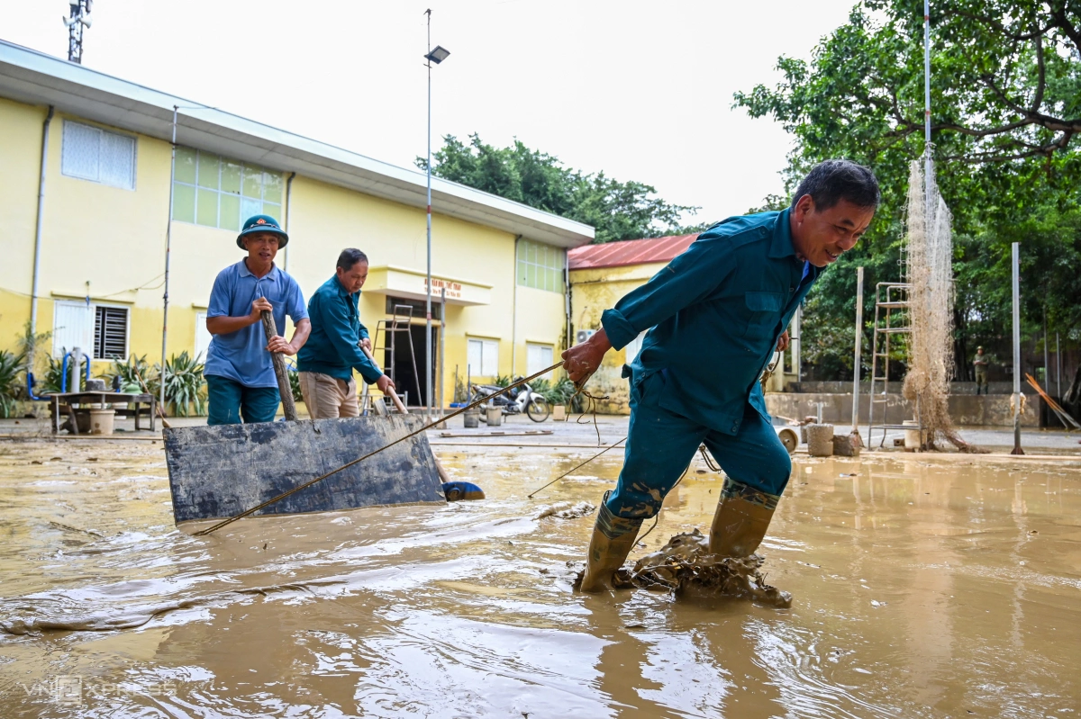 Ảnh trong bài viết: Người dân Bắc Ninh dọn bùn đất sau lũ Hình ảnh minh họa cho bài viết: Người dân Bắc Ninh dọn bùn đất sau lũ