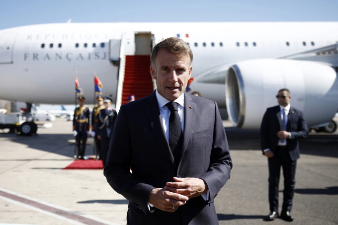 Tổng thống Pháp Emmanuel Macron đến Sharm El-Sheikh, Ai Cập, ngày 13/10. Ảnh: AFP