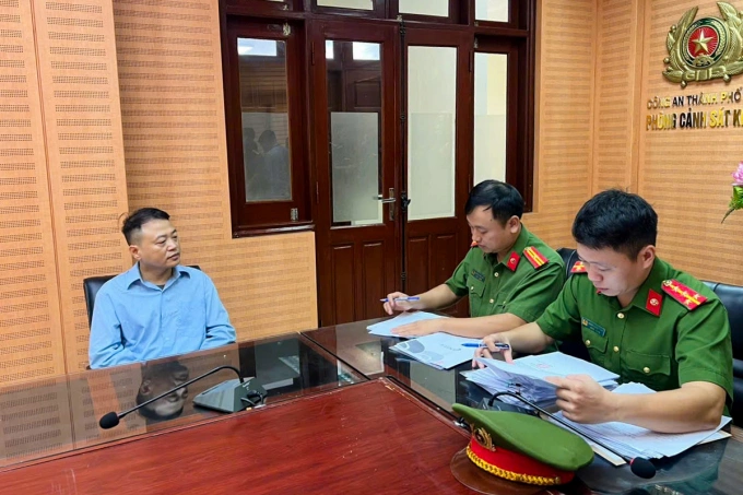 Bị can Bình tại cơ quan công an. Ảnh: Linh Đan