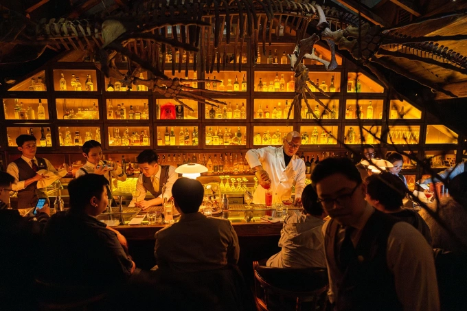 Bộ xương khủng long trang trí tại quán bar The Haflington. Ảnh: The Haflington