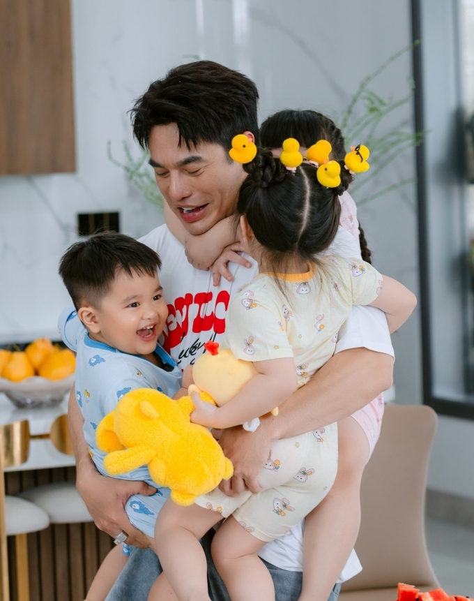 Khoảnh khắc vui nhộn của Lê Dương Bảo Lâm và ba con. Ảnh: Viettel Media