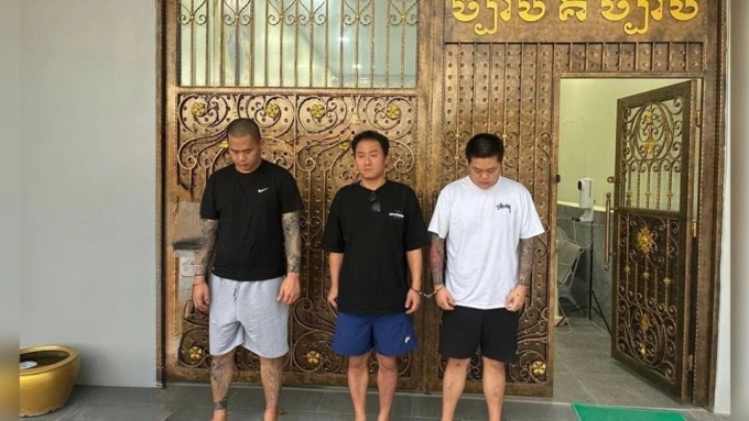 Ba công dân Hàn Quốc bị bắt với cáo buộc cầm đầu đường dây lừa đảo có tổ chức trong vụ đột kích tại Phnom Penh ngày 17/9. Ảnh: Phnom Penh Post