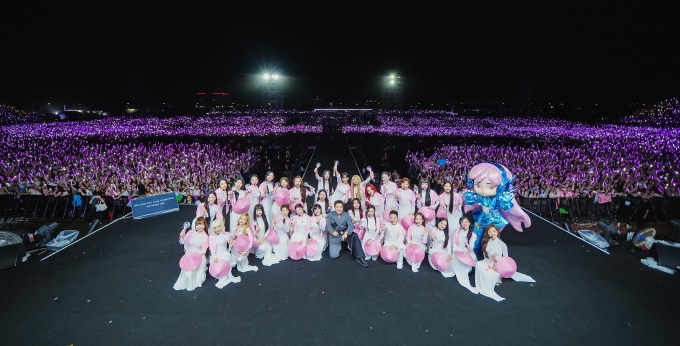 30 em xinh diện áo dài trình diễn ở concert đầu tiên hồi tháng 9. Ảnh: Vie Channel