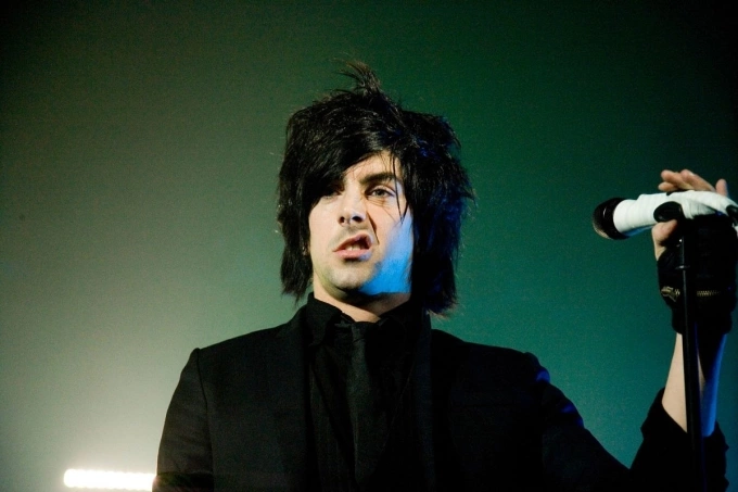 Ian Watkins biểu diễn trên sân khấu khi còn là ca sĩ chính của ban nhạc Lostprophets. Ảnh: Redferns