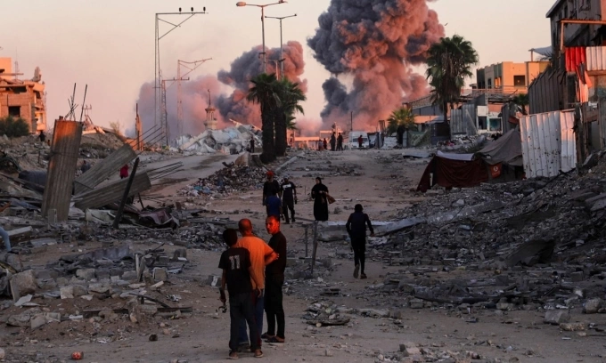 Những cột khói bốc lên ở Gaza City sau một cuộc tập kích của Israel hôm 7/10. Ảnh: Reuters