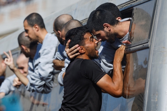 Các tù nhân Palestine được Israel trả tự do trở về Gaza hôm 13/10. Ảnh: Reuters
