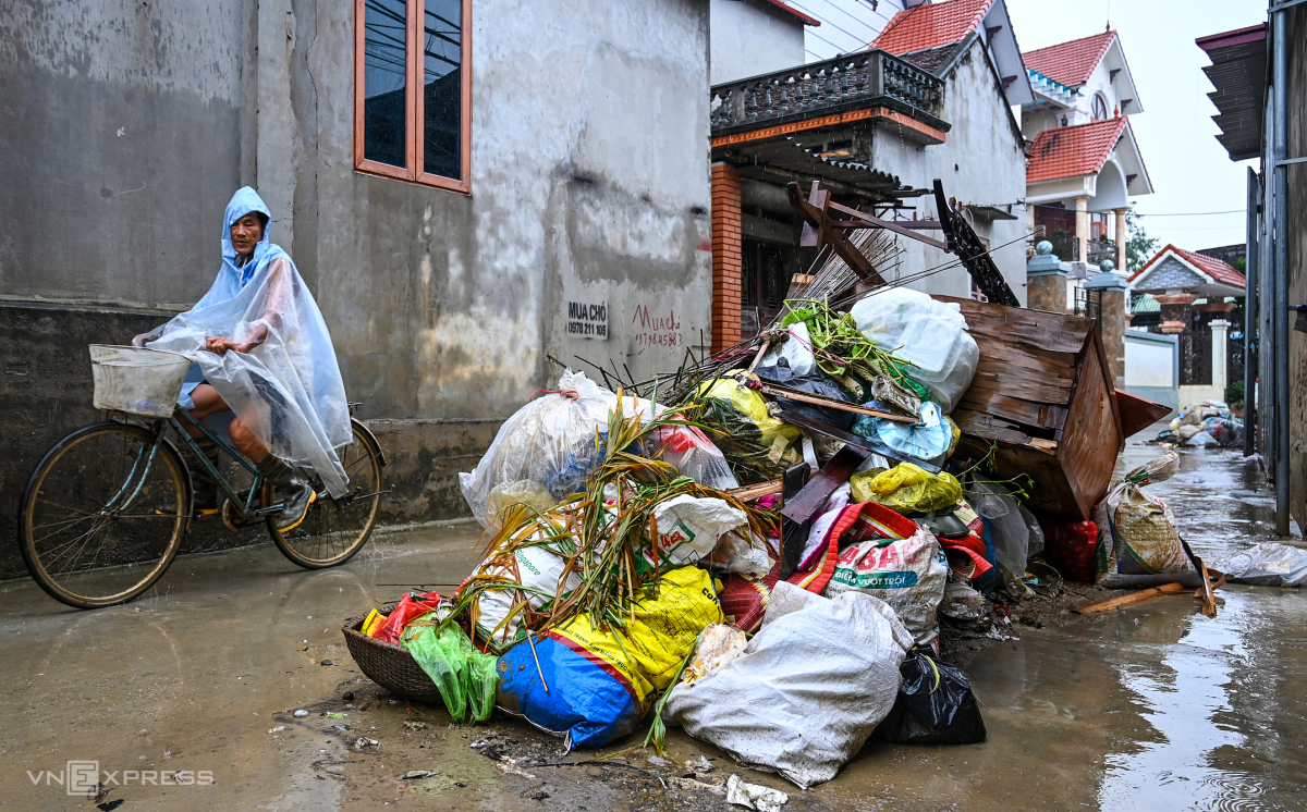 Ảnh trong bài viết: Người dân Bắc Ninh dọn bùn đất sau lũ Hình ảnh minh họa cho bài viết: Người dân Bắc Ninh dọn bùn đất sau lũ