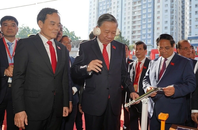 Hàng đầu từ trái qua: Bí thư Thành ủy Trần Lưu Quang, Tổng Bí thư Tô Lâm, Thủ tướng Phạm Minh Chính đang tham quan gian hàng sản phẩm công nghệ trưng bày trong khuôn khổ đại hội. Ảnh: An Phương.