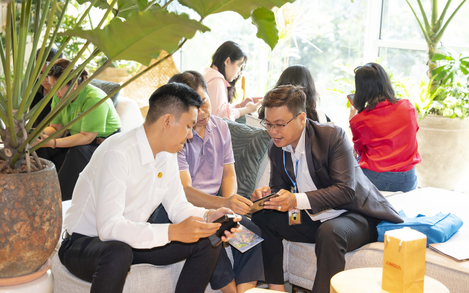 Môi giới bất động sản đang tư vấn bán hàng tại dự án ở TP HCM. Ảnh: AGG