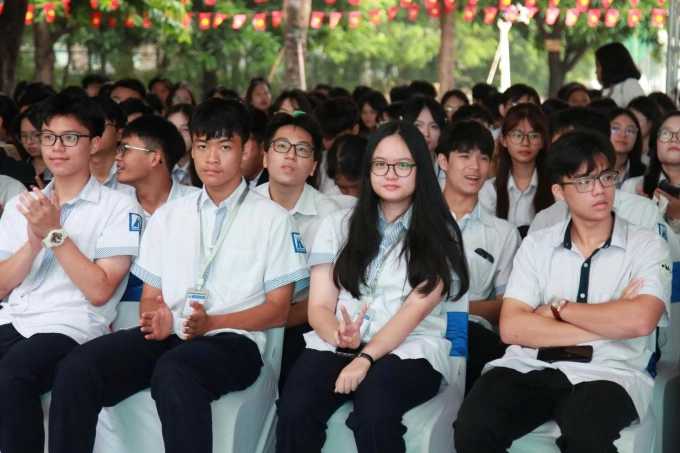 Những học sinh được chọn vào đội tuyển học sinh giỏi của Hà Nội dự thi vòng quốc gia, sáng 14/10. Ảnh: Vân Anh