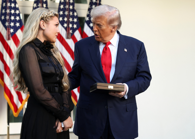 Tổng thống Mỹ Donald Trump và vợ của Charlie Kirk trong lễ truy tặng Huân chương Tự do Tổng thống cho nhà hoạt động này ở Nhà Trắng ngày 14/10. Ảnh: Reuters