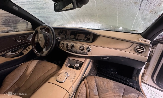 Nội thất của một mẫu Mercedes sau khi bị ngập nước. Ảnh: Minh Quân