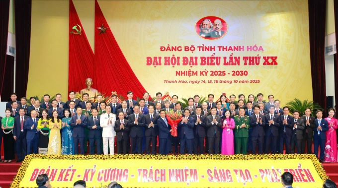 Thủ tướng Phạm Minh Chính tặng hoa chúc mừng Ban Chấp hành Đảng bộ tỉnh Thanh Hóa nhiệm kỳ 2025-2030. Ảnh: Lê Hoàng