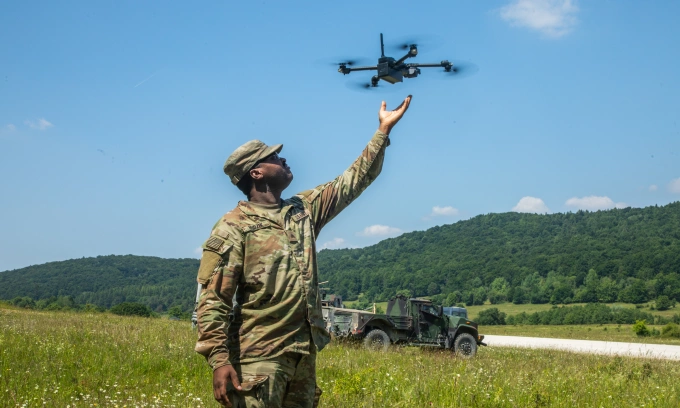 Binh sĩ Mỹ thuộc Quân đoàn V sử dụng drone trong buổi huấn luyện tại Đức hồi tháng 6. Ảnh: US Army