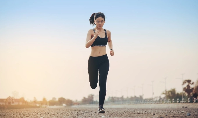 Chạy một mình là khoảng lặng cần thiết cho nhiều người trong đời sống hối hả hiện đại. Ảnh: Freepik