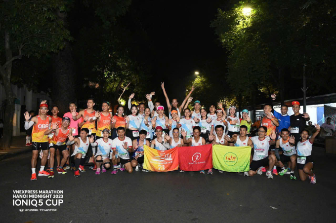Các CLB tụ họp tại đêm chạy VnExpress Marathon Hanoi Midnight 2023. Ảnh: VnExpress Marathon