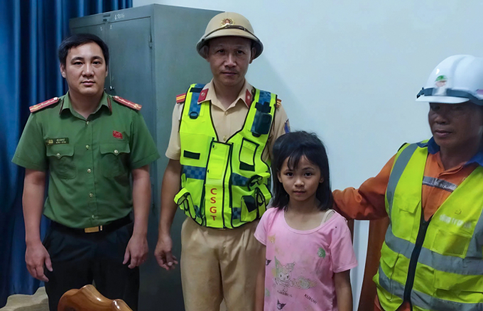 Bé gái (thứ 2 từ phải sang) được cảnh sát phát hiện đi lạc lên cao tốc, đưa về nhà an toàn. Ảnh: Công an cung cấp