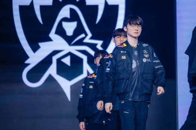 Faker cùng các thành viên của T1 bước ra.