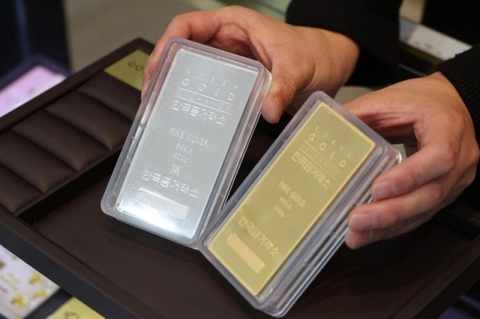 Thỏi vàng bạc trưng bày tại Sàn Giao dịch Vàng Hàn Quốc tại Incheon ngày 12/10. Ảnh: Yonhap