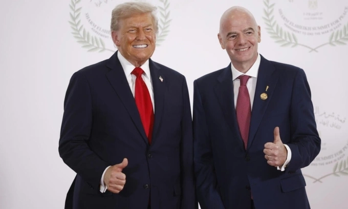 Chủ tịch FIFA Gianni Infantino (phải) và Tổng thống Mỹ Donald Trump chụp ảnh chung tại hội nghị thượng đỉnh về Gaza ở Sharm el-Sheikh, Ai Cập, ngày 13/10. Ảnh: AFP