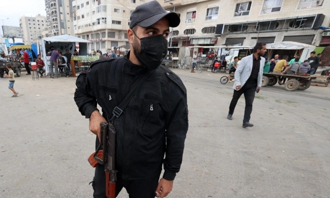 Thành viên lực lượng an ninh Hamas tại một trạm kiểm soát ở miền trung Gaza hôm 12/10. Ảnh: AFP