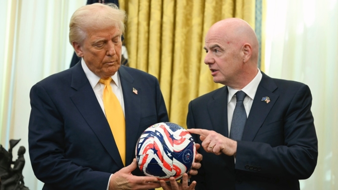 Chủ tịch Infantino tặng Tổng thống Trump quả bóng chính thức mới của Giải vô địch Bóng đá Thế giới các Câu lạc bộ FIFA tại Phòng Bầu dục, Nhà Trắng, hồi tháng ba. Ảnh: AP