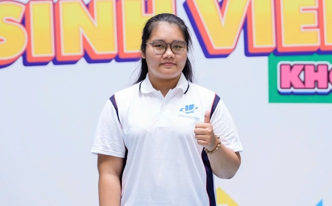 Khánh Ly trong ngày khai giảng ở trường Đại học Mở TP HCM, ngày 14/10. Ảnh: OU
