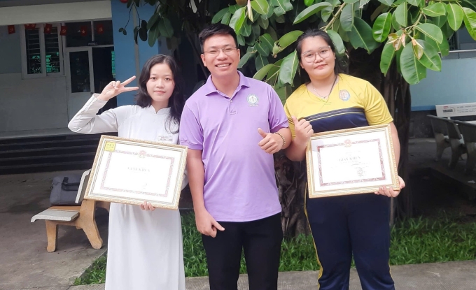 Ly (ngoài cùng bên phải) và bạn trong đội tuyển môn Địa chụp ảnh với thầy Nam khi đạt giải nhì cấp thành phố, tháng 3. Ảnh: Nhân vật cung cấp