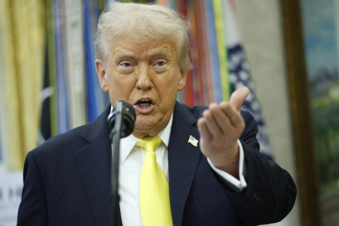Tổng thống Donald Trump trong cuộc họp báo chung với giám đốc Cục Điều tra Liên bang Mỹ (FBI) Kash Patel tại Nhà Trắng ngày 15/10. Ảnh: AFP