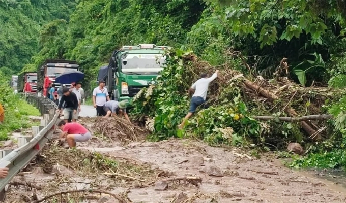 Đường Hồ Chí Minh nhánh tây qua xã Tà Rụt bị sạt lở xuống mặt đường khiến giao thông ách tắc. Ảnh: Minh Hạnh